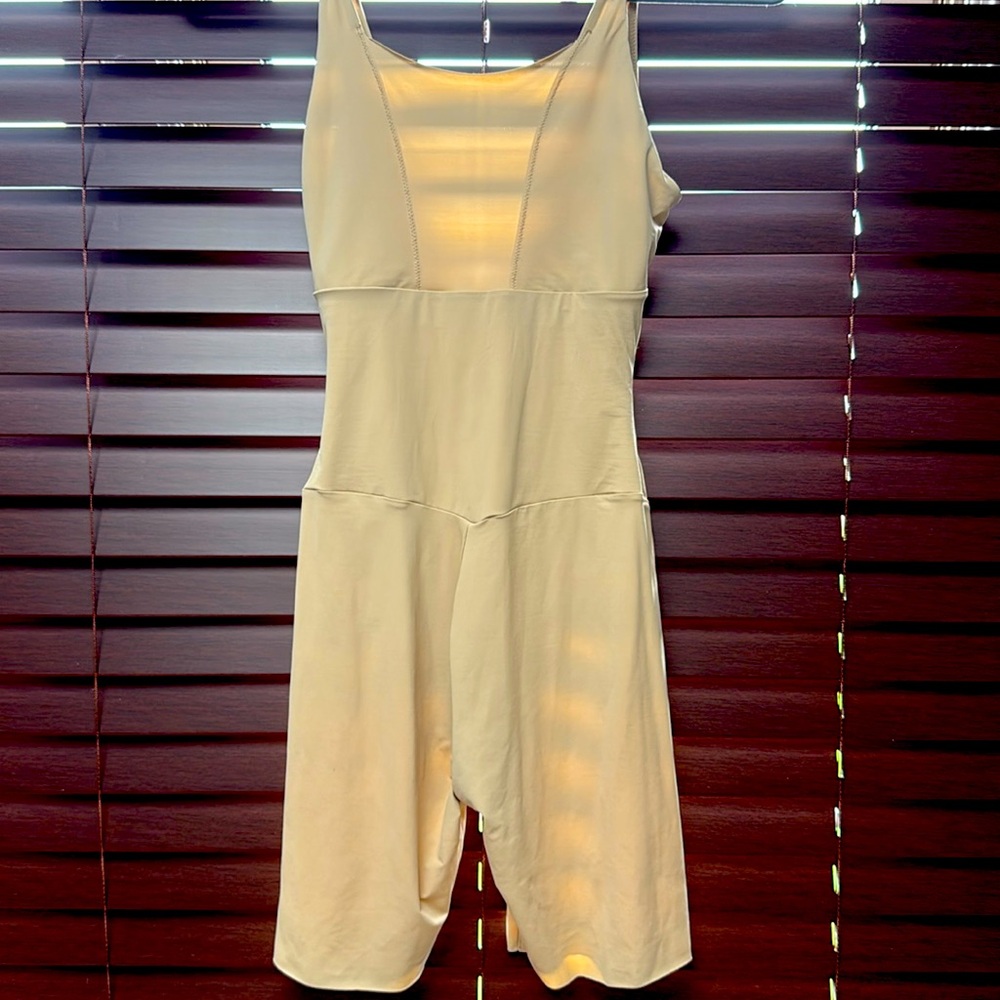 MaidenForm Nude Beige Slimming Shapewear Bodysuit Wireless Seamless Small